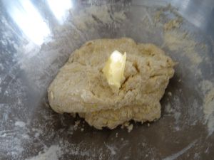 Ajoutez progressivement le beurre pommade et pétrir afin d'avoir une boule de pâte lisse et non collante. Couvrir et laissez lever pendant une heure dans un endroit tiède.