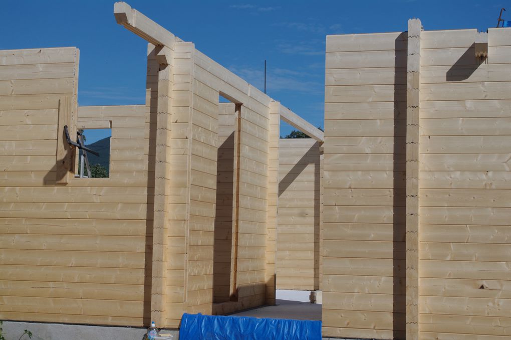 Le 2 octobre : pose du 18ème rang, on termine le mur nord du garage ! Début des pignons !