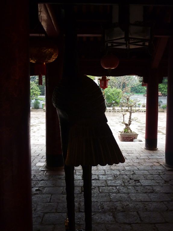 Le trajet depuis la frontiere, long :)
Premieres balades dans la ville grouillante d'Ha Noi
Temple de la Litterature