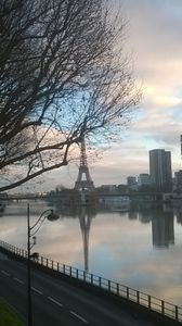 Ce matin, à mi parcours, la Tour Eiffel écrase la statue de la Liberté
