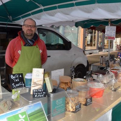 Un marchand de produits bio sur le marché.