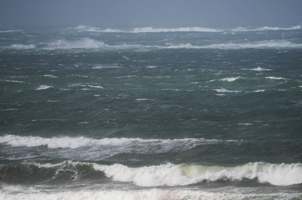 Meneham et ses blocs granitiques sont un des endroits les plus spectaculaires pour assister au déferlement grandiose d'une tempête: expérience unique, quand le vent forcit, quand la mer blanchit  !                 