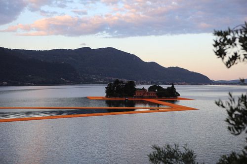 L'artiste Christo emballe le lac d'Iseo en Italie