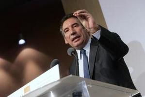 François Bayrou et sa carte "DOM-TOM".
