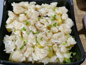 5 - Répartir le crumble sur les fruits et ajouter le zeste du citron vert râpé. Enfourner pour laisser cuire th 6/7 (200°) pour 25 mn environ jusqu'à ce que le crumble soit bien doré.