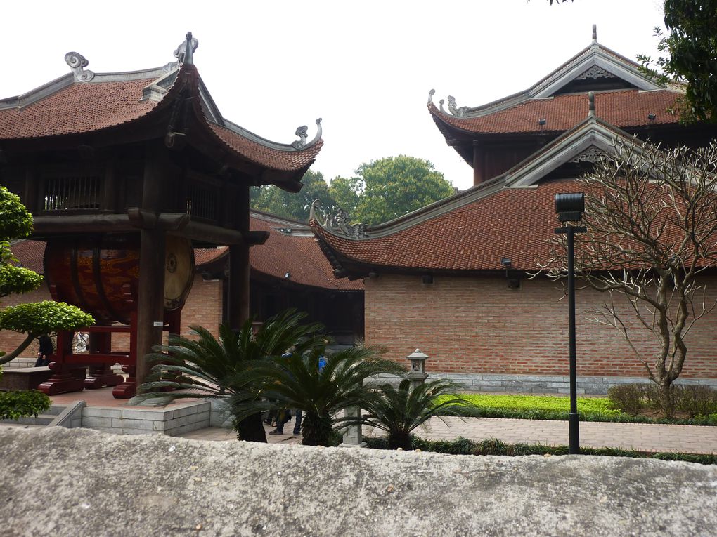 Le trajet depuis la frontiere, long :)
Premieres balades dans la ville grouillante d'Ha Noi
Temple de la Litterature