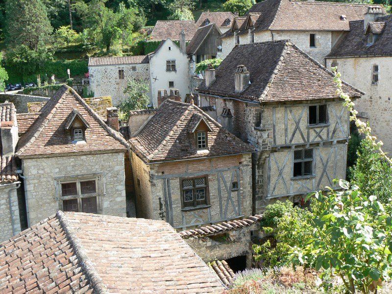 Classé dans la liste des plus beaux villages de France, Saint Cirq-Lapopie ne laisse pas indifférent. Le site est magnifique et sa vue 100 m. au dessus du Lot est impressionnante.