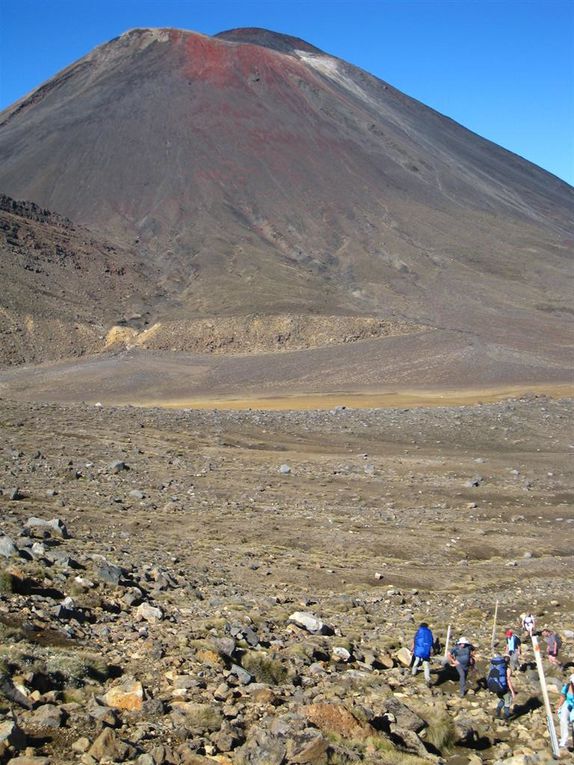 Volcan, terre rouge, odeur de souffre, lac bleu azur!!!

Rencontres de JeanJean de la Réunion et Marco l'italien...