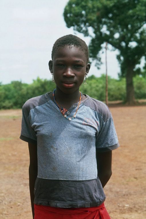 L’école de Kwen a ouvert en 1997, avec le soutien de « Aide & Action ». Avec les plans et les matériaux fournis par l’ONG, les habitants ont construit eux-mêmes les deux bâtiments de l’école et les six latrines en béton situées à l’