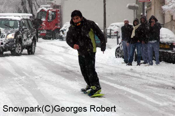 Quand la neige s'abat sur Marseille, la ville se transforme en "snowpark"... Ski, surf, luge, tout est possible dans les rues en forte pente qui descendent de la basilique de Notre-Dame-de-la-Garde...