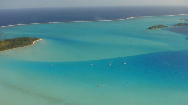 <p>tour de l'ile de bora et visite de tupai, l'ile voisine regardez bien , elle a une forme particulière</p>
<p> d'autres photos à venir !!!</p>
<p> </p>