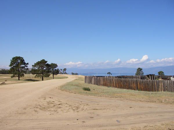 <p>Le lac Baikal est la plus grande et la plus pure reserve d eau douce du monde : 1/5 des ressources.</p>
<p>Ses dimensions sont impressionnantes : largeur max = 79.5km, longueur = 636km, profondeur&nbsp; maximum = 1783m, profondeur moyenne = 730 km, lineaire de cote = 2000km, superficie = 5% du territoire francais soit la taille de la Belgique.</p>
<p>Il est le plus vieux lac au monde : 25 Mn d annes. Habituellement un lac se comble au bout de 10 000 ans. </p>
<p>80% des especes animales et