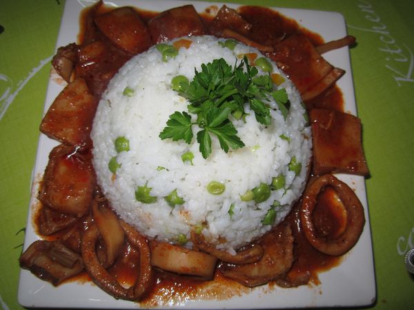 le riz avec sépia et calamar en sauce rouge