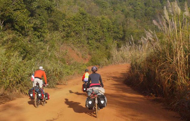 29 Janvier 2015 – Laos à vélo – Après 102 km, 1160 m de dénivelé, on finit à  Thateng à la nuit tombée avec un dérailleur cassé