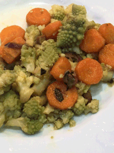 Poêlée express de chou Romanesco et carottes au bacon