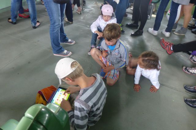 En rentrant sur le vaporetto, Noé fait de la tablette et les enfants sont très intéressés par son jeu