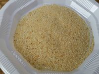 1 - Mélanger la chapelure, les amandes effilées et les cacahuètes concassées. Battre les oeufs en omelette, saler et poivrer.