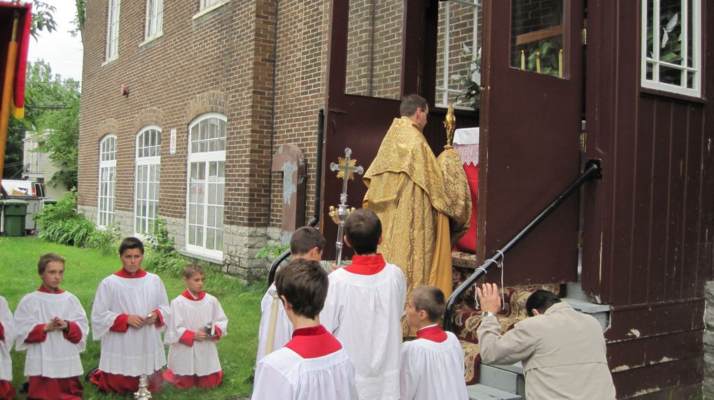 Ce dimanche 6 juin 2010, dans le quartier entourant l’église Saint-Zéphirin- de-Stadacona de Québec, avait lieu la traditionnelle procession de la Fête-Dieu où le Saint-Sacrement est porté en triomphe en voici quelques images.