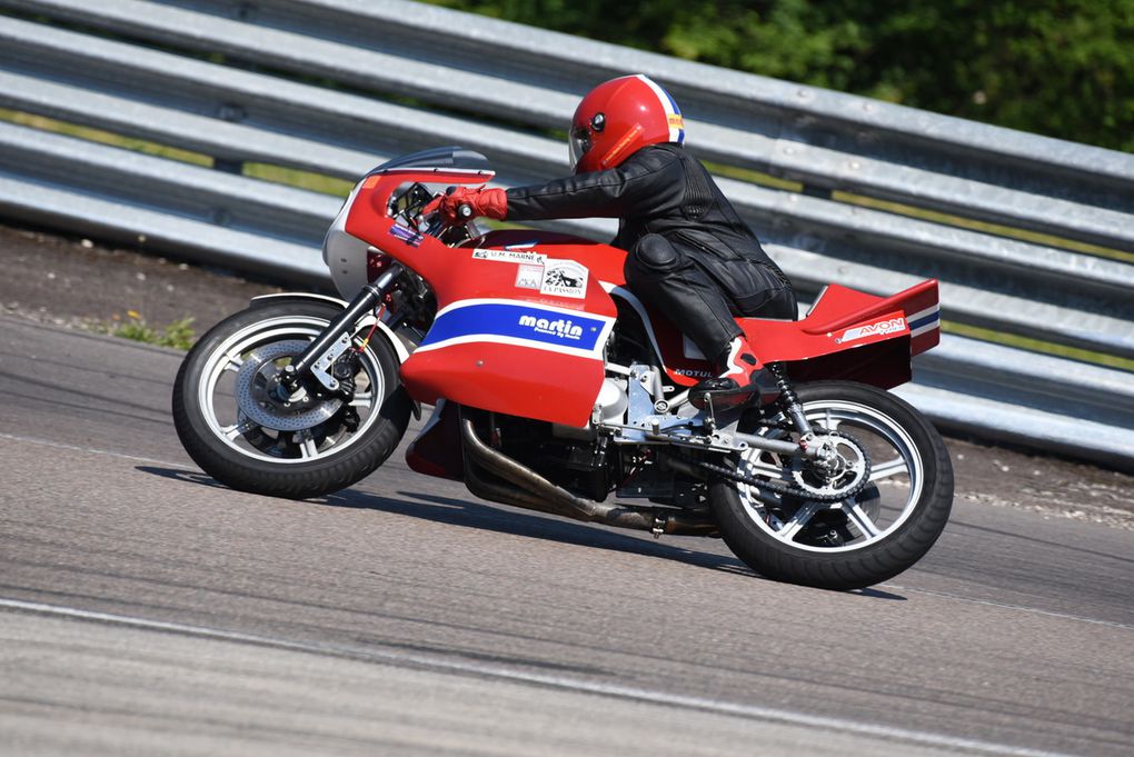 La traditionnelle photo de "famille", avec dans l'ordre de d'apparition : Hervé sur Réplique Seeley Matchless 500 G50 ; Marc et moi sur Amdess Honda 10 pouces 836 four 1970 ; Jean-Luc et Vincent side BMW 800 16 pouces : Marc Bitza Moryam 600 : Eric Honda 500 Martin 1973 : Pierre Café Racer Honda CBN 400 : Martin "Farnsley Wassock" Diesel Petter (fantaisie "British") : Philippe Honda 125 RS 1987 : Daniel Bitza cadre réplica RC 181 moteur Yamaha 550 GSX : Carole Honda Cb 350 1970 