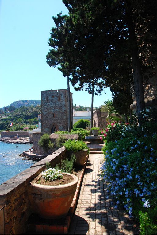 IL ETAIT UNE FOIS UN CHATEAU LES PIEDS DANS L’EAU