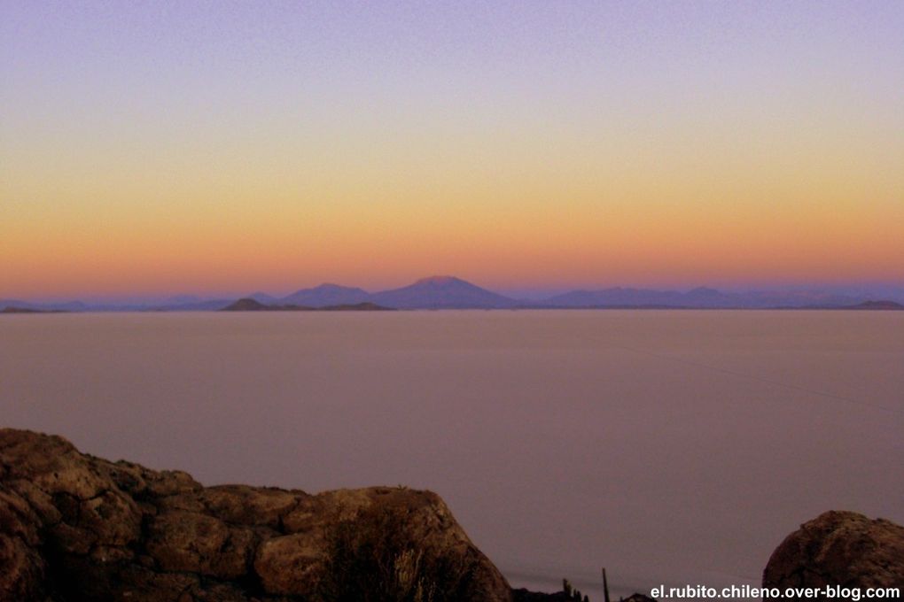 Levé de soleil depuis la Isla de Incahuasi. Traversé d'une des merveilles naturelles du monde. Le plus grand désert de sel du monde. Du blanc à perte de vue et un ciel bleu extraordinaire.