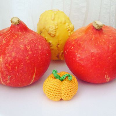 Une petite citrouille pour Halloween (au crochet), des jeux et de la déco de table!