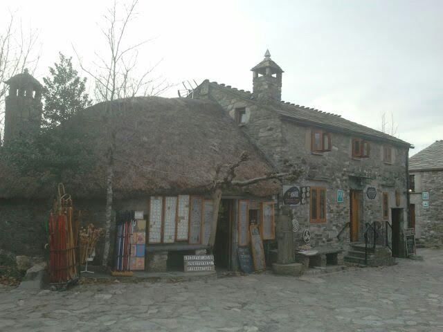 Ce village me fait penser à Locronan .