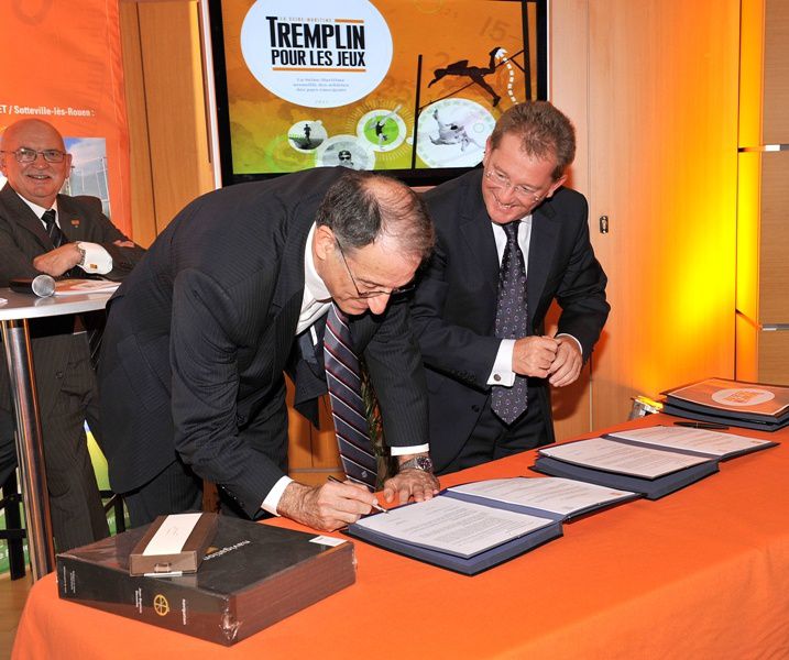 Signature de la convention avec le Département de Seine-Maritime et le Comité National Olympique pour l'accueil d'athlètes des pays émergents à Petit-Couronne dans le cadre de leur préparation aux JO de Londres.