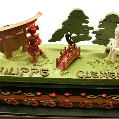 Réalisation d'un gâteau d'anniversaire sur le thème du Japon
