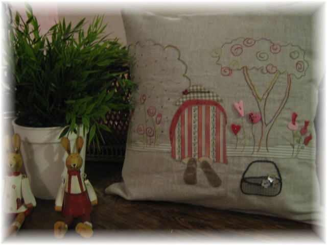 Avec Agnès, nous nous sommes lancées un défi pour 2010 : réaliser chaque mois un coussin avec une des grilles d'Annie Downs de Hatched and Patched.