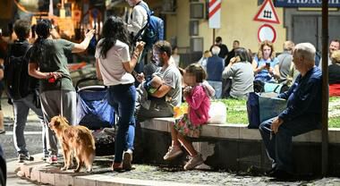 PRIMO PIANO E ANTEPRIMA Terremoto Campi Flegrei, 150 scosse in 5 ore: paura anche a Napoli. Notte in strada a Pozzuoli, oggi scuole chiuse. «Ce ne saranno altre»