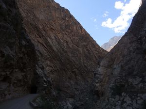 Cañón Del Pato 40km de descente en bord de riviere avec 47 tunnels creusés dans la roche à nue sans beton. Pour les plus longs c'est comme une attraction de Disney land: on entre dans le tunnel les yeux s'habituent à l'obscurité, puis on est dans le noir complet on entend juste les pneus contre la piste en mauvaise état, un point de lumière apparait, la roche s'illumine on sort ébloui par le soleil à flanc de falaise avec la rivière en contre bas, et on rentre dans un autre tunnel...