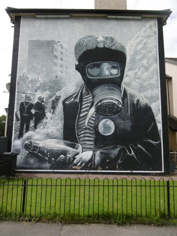 les "murals" de Derry , à la mémoire des victimes républicaines.de l'Irlande