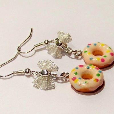 Boucles d'oreilles donut rose clair avec noeud