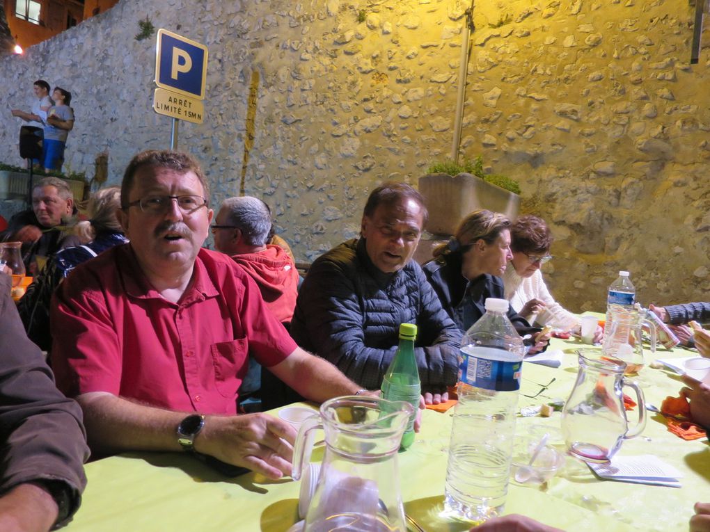 Du vent dans les nappes,  anchoïade pour tout le monde, séquence accordéon et mandoline, le discours de la présidente, remise du prix spécial à Hugues, les joyeux convives, la loterie des enfants ......