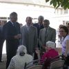 Dominique de VILLEPIN et Xavier BERTRAND visitent une résidence pour personnes âgées en Seine Saint Denis avec Eric RAOULT en Août 2005