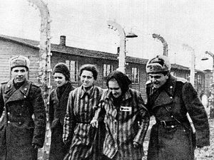 Reconstitutions soviétiques de la libération des enfants et des femmes à Auschwitz