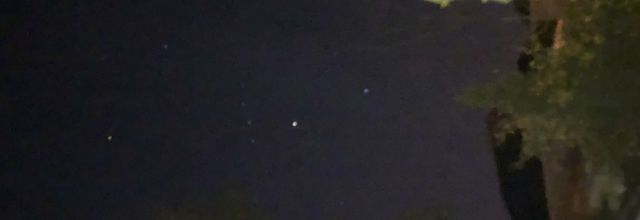 Ovni sphère lumineuse filmé à Blanchardstown banlieue de Dublin en Irlande le 26 mars 2019