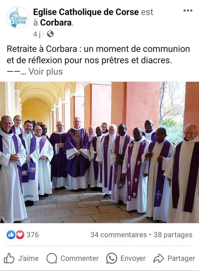 Sur cette photo, publiée sur le compte Facebook du diocèse de Corse, on voit le cardinal Bustillo, évêque d'Ajaccio, entouré de l'ensemble des prêtres et diacres de son diocèse en habits liturgiques. Ils sont dans le cloître du couvent de Corbara, des frères de Saint-Jean.