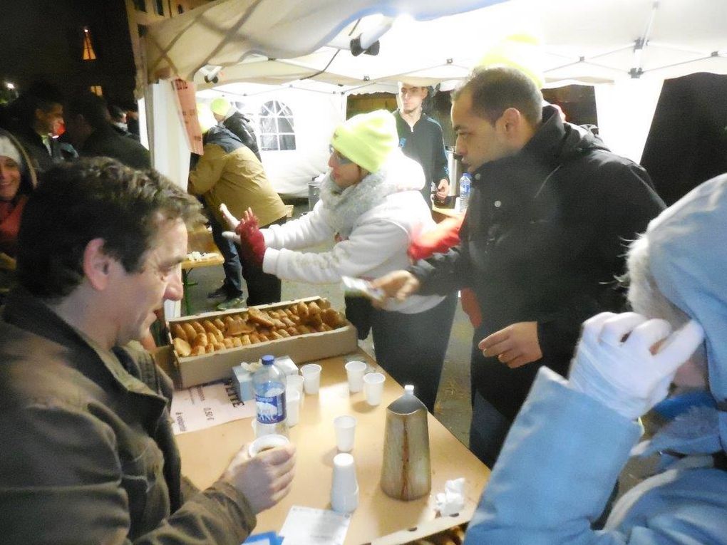 Dans le parc de l'Hôtel de ville : avant le départ et accueil au stand de l'OMS à l'arrivée (pain au chocolat et boissons chaudes ou fraîches) 