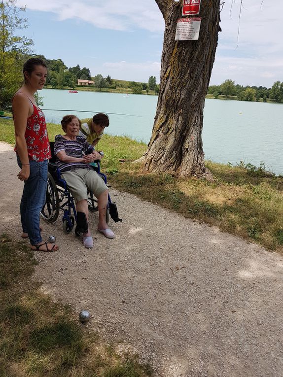 ah enfin un moment de plaisir au bord du lac a l'Isl en jourdain ou nous apprécions l'air marin comme me disent ces dames , une petite pétanque est la bienvenue s 