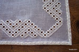 "Figue", un napperon ou set de table  en broderie Hardanger