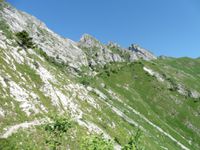 Le sentier contourne la Pointe de Chauriande et s'élève en passant sous les crêtes.