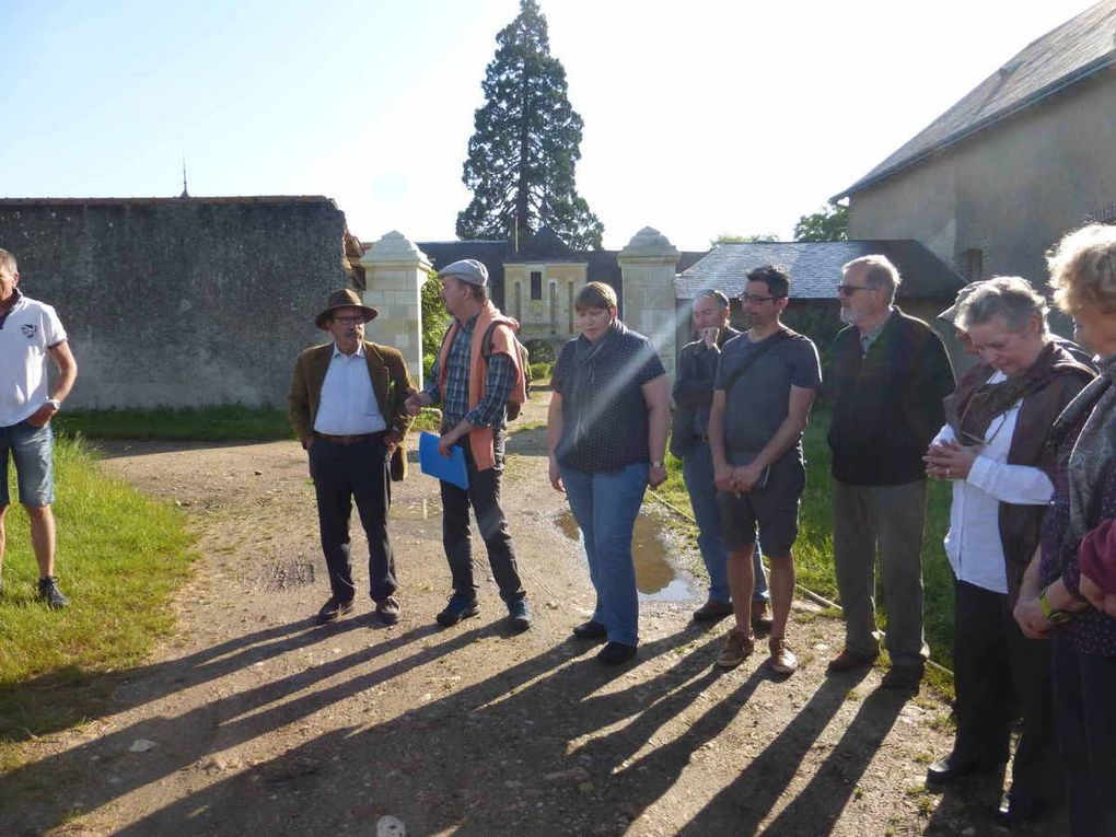 Les visiteurs écoutent attentivement les renseignements fournis pour le bon déroulement de la matinée