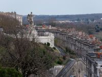 Angoulème. La cathédrale St Pierre, vue depuis les remparts, la mairie, le musée de la BD près de la Charente.