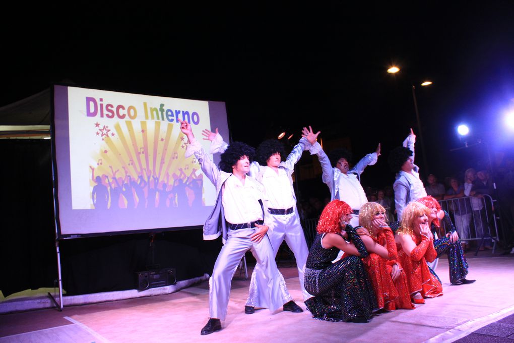 Sur le front de mer entre le casino et un bar bercé par les vagues, Royan au rythme du Rock'n'Roll avec le spectacle " Swing to the Rock" présenté par DANSE PROJECT. Soirée organisée par l'Association Générale de Pontaillac, présidée par Mad