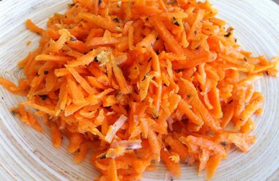 Salade de carottes rapées, curry et *graines de lin*