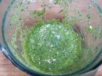 2 - Laver et sécher le menthe fraîche, la passer au mixeur avec le kiwi pelé et coupé en morceaux et le sirop d'agave. Verser le gel obtenu dans une bouteille biberon et réserver au frais.