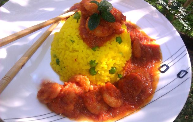 Crevettes en sauce accompagnées de riz au safran et petits pois