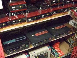 Un petit saut dans un magasin de cartes, puis arrivent les premières figurines, avant un saut au Super Potatoe, magasin dédié au jeu rétro (haaaa, des Famicom (la NES chez nous) qui marchent ! Des Super Famicom ! Et les jeux qui vont avec ! Aaaaaah !